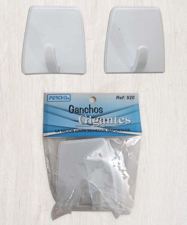 Cuatro ganchos gigantes en solapa